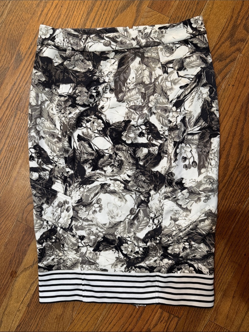 Robert Rodriguez Monochrome Floral Pencil Skirt with Striped Hem size 4